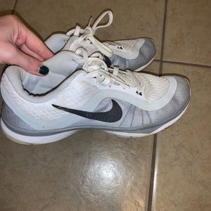 Women’s 7.5 Nike tennis shoes